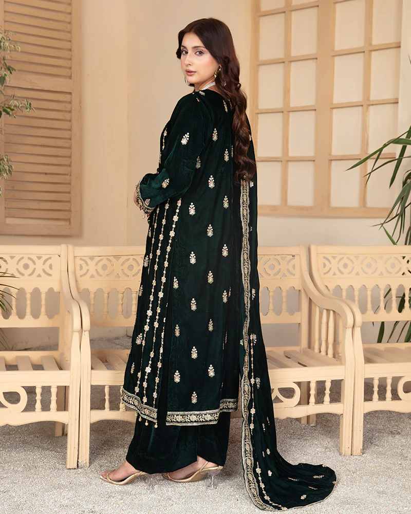 ANDAAZ E KHAS Green Velvet Suit - Image 3