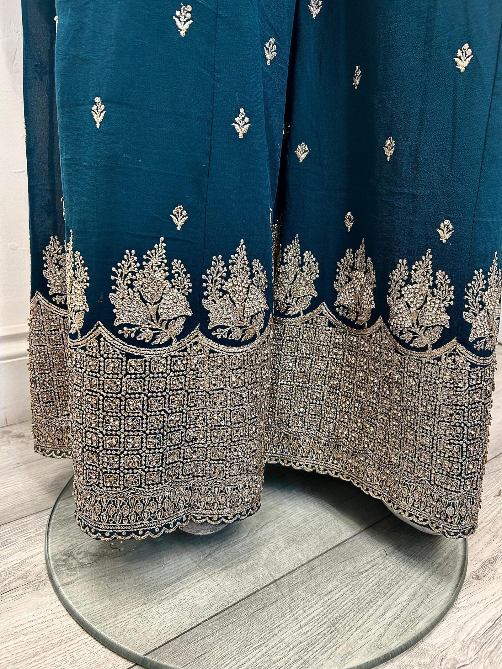 Luxuries Green Sharara Suit - Image 5