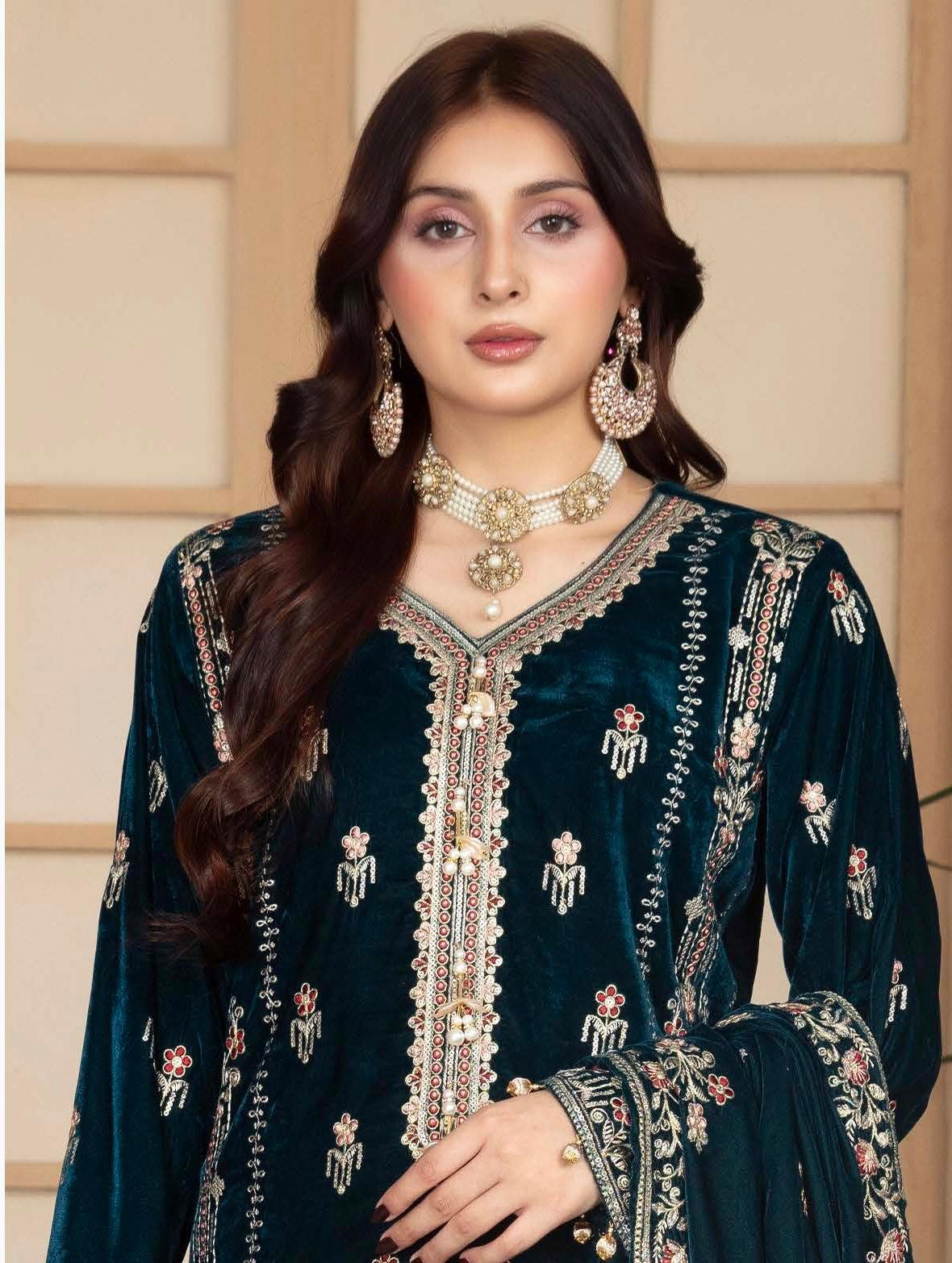 ANDAAZ E KHAS Teal Green Velvet Suit - Image 2